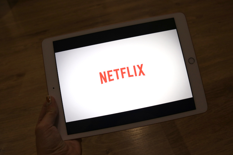 A tablet showing the logo of Netflix (by Violeta Gumà)