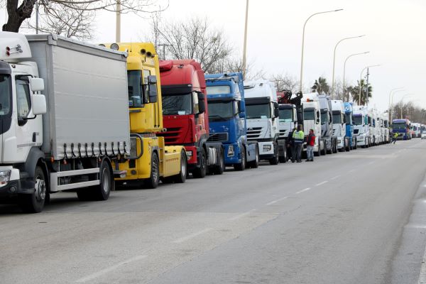 Truck drivers in Barcelona performing a slow drive protest against the rising costs of fuel (by Jordi Bataller)