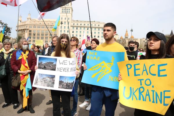 Ukrainian protesters in Plaça Catalunya, March 27, 2022 (by Carola López/Miquel Vera)