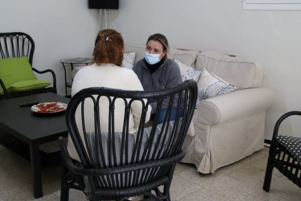 Sonia Pampin, a resident at the La Violeta center, speaks with Elena Sala, head of the Women with a Home program at the ASSÍS homeless shelter (by Eli Don)