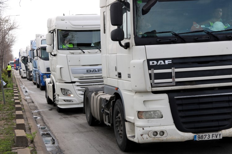 Truckers take part in slow drive to protest high fuel prices, Barcelona, March 21, 2022 (by Jordi Bataller)