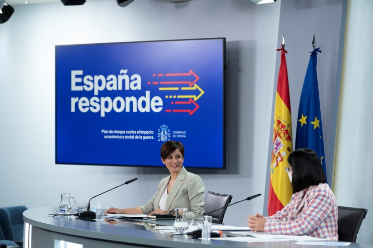 Spanish government spokesperson Isabel Rodríguez after a cabinet meeting on April 19, 2022 (by Pool Moncloa/Borja Puig de la Bellacasa)