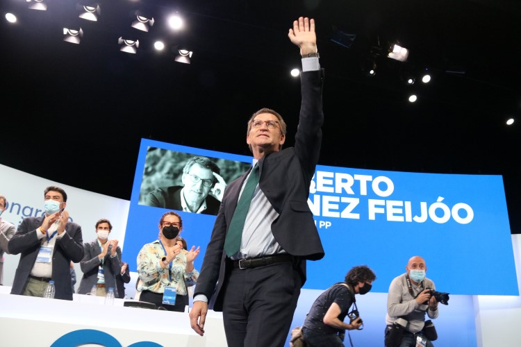 Alberto Núñez Feijóo moments after being announced as the new People's Party leader at the party's conference in Seville, April 2, 2022 (by Andrea Zamorano) 