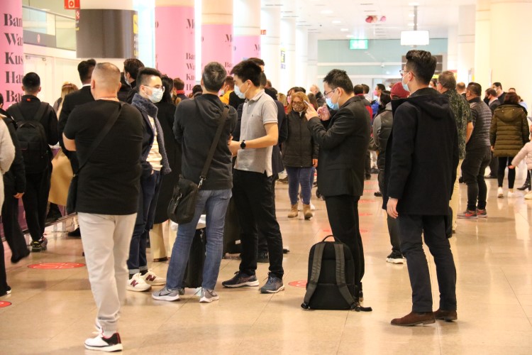 Passengers in the arrivals zone at Barcelona airport, February 26, 2022 (by Nia Escolà/Carola López)