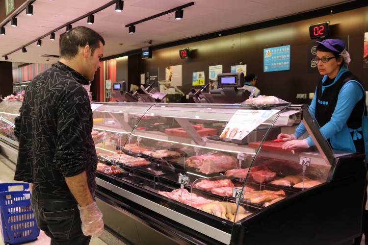 A meat section of a supermarket at Espai Gironès mall, Girona, on March 14, 2020 (by Carola López)