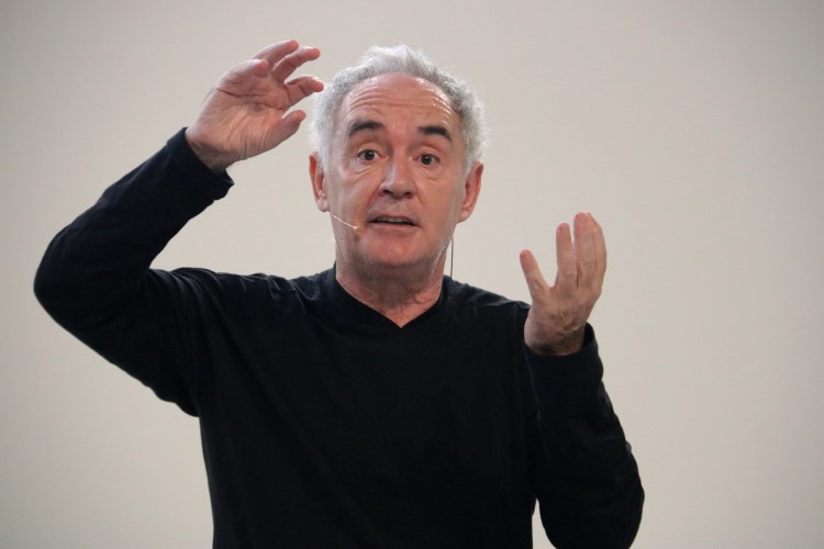 Chef Ferran Adrià during a talk on home delivery at Alimentaria, April 6, 2022 (by Maria Aladern) 