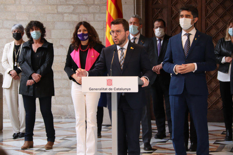 The Catalan president, Pere Aragonès, talking in a statement along with his ministers on April 19, 2022 (by Maria Asmarat)