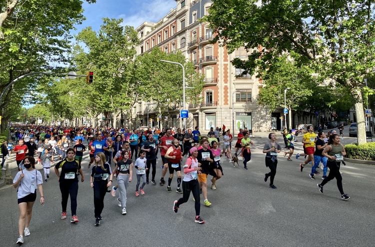 Runners in ‘El Corte Inglés’ race in Barcelona on April 24, 2022 (by Gerard Escaich Folch)