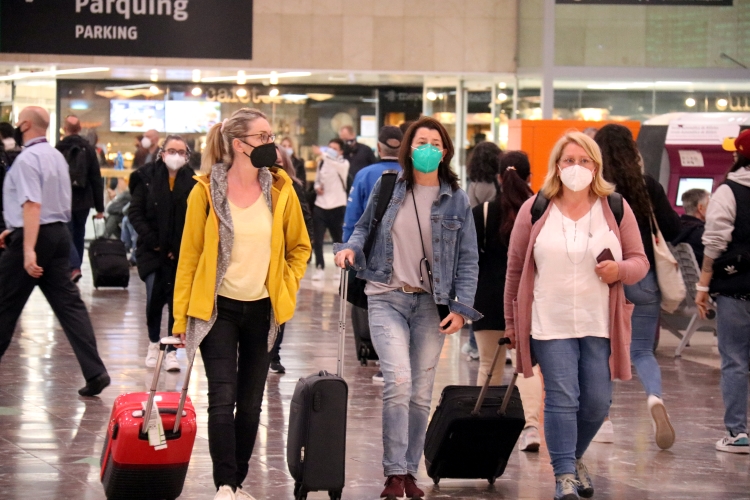 Three travelers at Barcelona's Sants train station on April 14, 2022 (by Lluís Sibils)