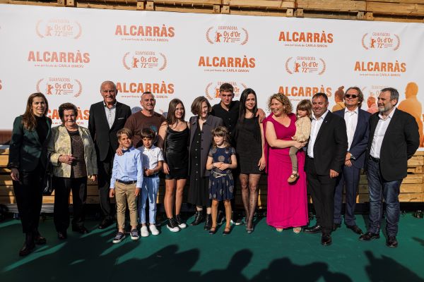 The cast of Alcarràs with the director, Carla Simón, ahead of the film's premiere in Lleida (by Jordi Borràs)