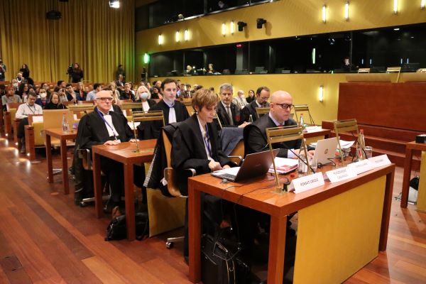 Lawyers of exiled Catalan independence politicians sit in the Court of Justice of the European Union in Luxembourg (by Natàlia Segura)