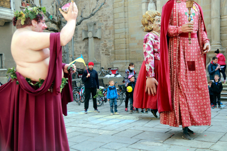 Traditional giants dancing in an event to welcome refugees in Guissona, western Catalonia, on April 9, 2022 (by Anna Berga)