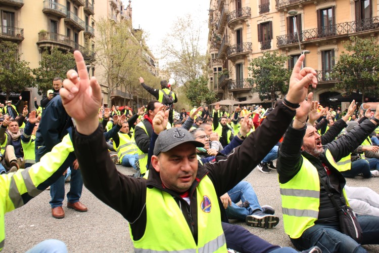 Transport workers protest outside the Spanish government's Barcelona headquarters, March 24, 2022 (by Lluís Sibils)