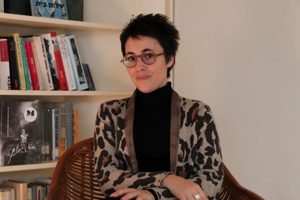 Writer Eva Baltasar photographed during an interview with the Catalan News Agency (by Maria Asmarat)