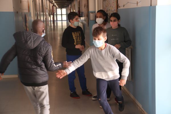 Primary school students wearing face masks in a school corridor (by Aleix Freixas)