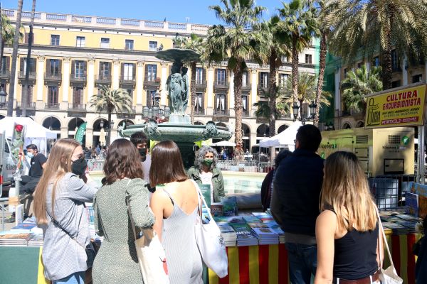 People browse book stalls in Barcelona's Plaça Reial square on Sant Jordi 2021 (by Pau Cortina)
