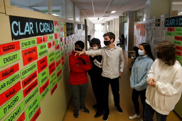 School students wearing face masks in class (by Xavier Pi)