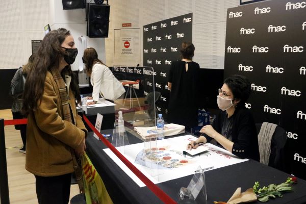 Writers Dolors Redondo and Eva Baltasar pictured at their stalls to meet readers on Sant Jordi 2021 (by Pere Francesch)