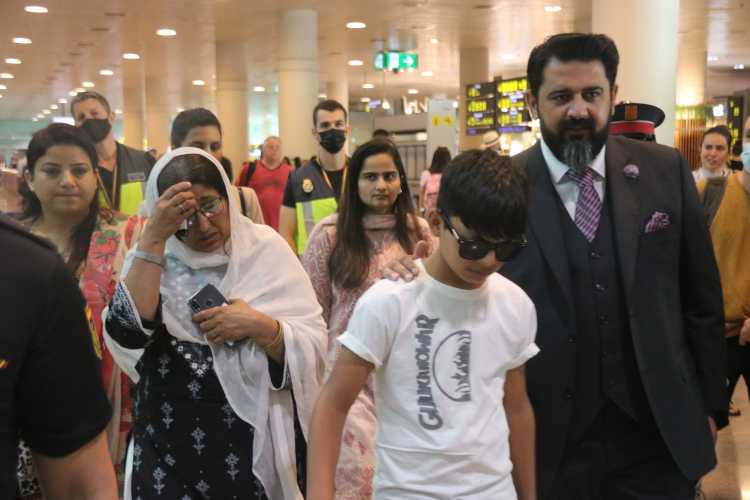 The mother and younger brother of the murdered Pakistani sisters arriving at Barcelona airport, on May 29, 2022 (by Martí Rodríguez)