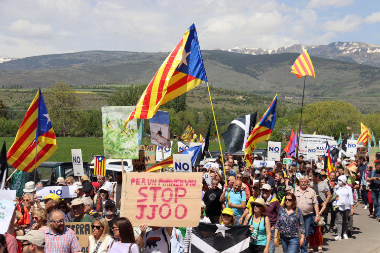 Hundreds demonstrate in Puigcerdà, in the Pyrenees, against the 2030 Winter Olympic bid, on May 15, 2022 (by Marina López)