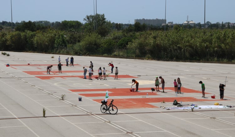 Environmental activists paint an abandoned Barcelona Airport car park, May 22, 2022 (by Àlex Recolons) 