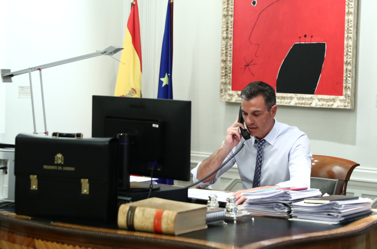 Spanish PM Pedro Sánchez on the phone with US President Joe Biden on August 21, 2021 (by La Moncloa via ACN)
