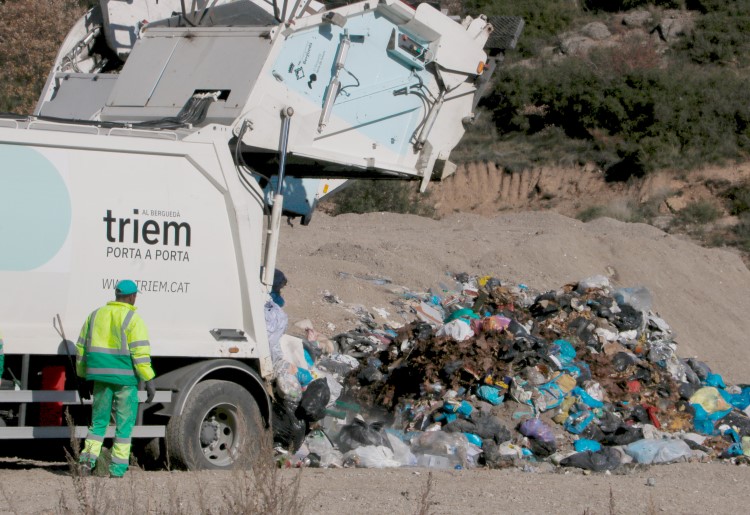 A garbage truck offloads waste at the Font Ollera landfill site outside Berga, November 30, 2021 (by Gemma Aleman)