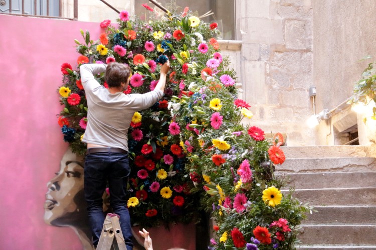 Finishing touches are added to a floral exhibition at Temps de Flors in Girona, May 6, 2022 (by Marina López)