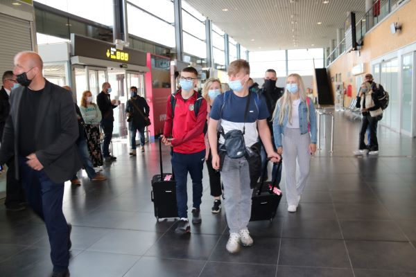 A group of Irish travelers arrive at the Reus airport terminal on April 12, 2022 (by Eloi Tost / Núria Torres)