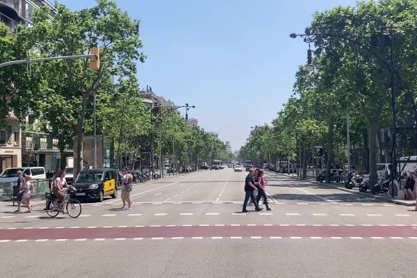 Looking south down Passeig de Gràcia in the sun on May 17, 2022 (by Angus Clelland)