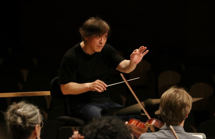 Kazushi Ono takes one of his last rehearsals as OBC principal conductor, May 24, 2022 (by Pau Cortina) 