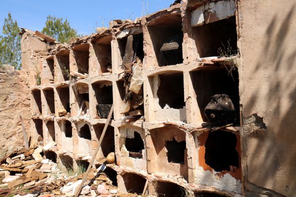 Image of cremation niches destroyed by vandals in the Aguilar de Segarra cemetery (by Nia Escolà)