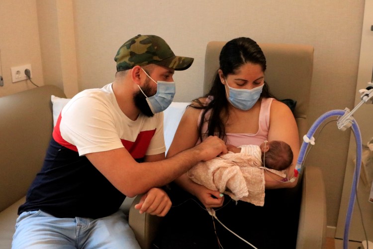 Alessa, born two months ago at 26 weeks, with her parents Andrés Peña and Ana Padrino, in Vall d'Hebron hospital's 'Com a casa' space for premature babies, May 3, 2022 (Laura Fíguls) 