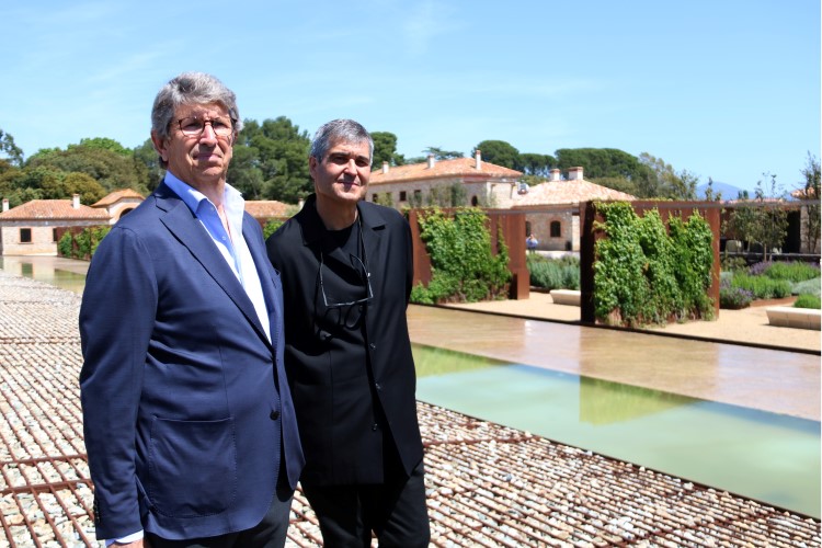 President of the Peralada Group, Javier Suqué, and RCR architect Rafael Aranda, on top of the new wine cellar building, May 10 2022 (by Gemma Tubert)