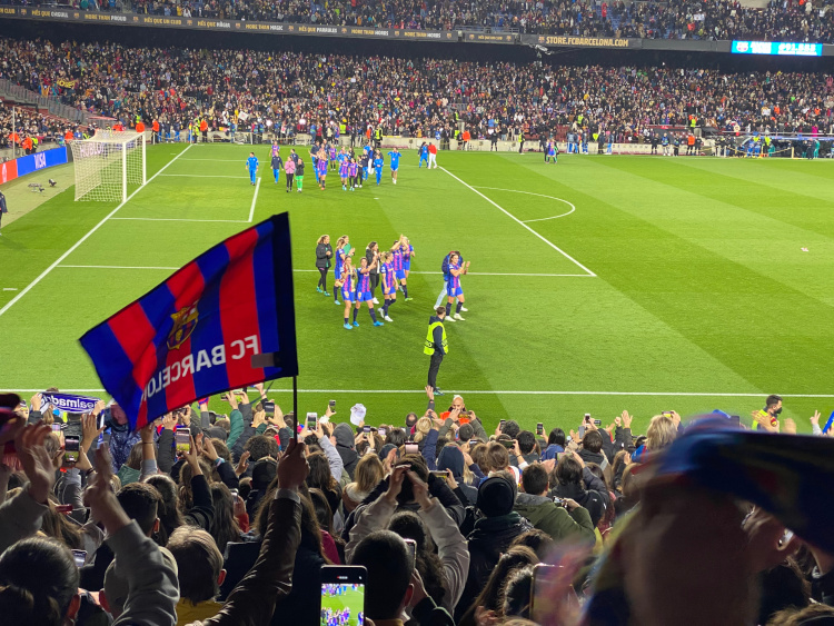 Some Barça Femení players celebrating their victory and world-record attendance in Camp Nou against Real Madrid on March 30, 2022 (by Guifré Jordan)