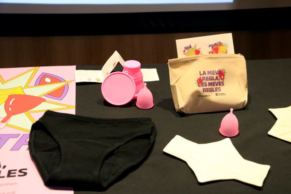 Menstrual cups, absorbent underwear and sanitary towels to be distributed to secondary school students for the 'My period, my rules' initiative (by Laura Fíguls)