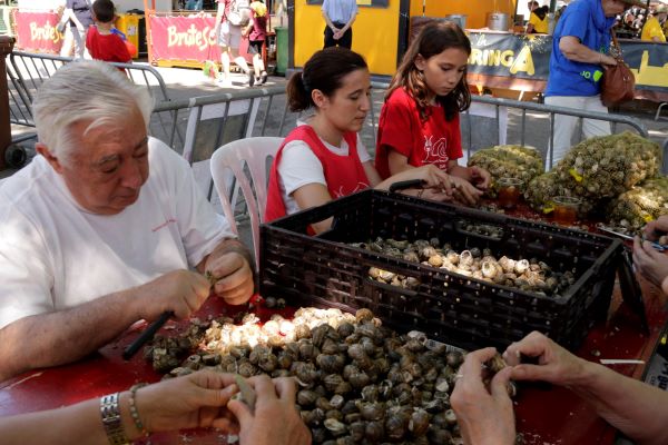 Some 'penyistes' preparing snails at the festival on June 1, 2019 (by Laura Alcalde)