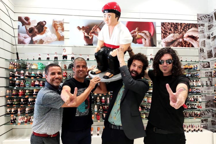 The Alòs brothers and Ibáñez brothers at the new caganer store in Madrid, June 1, 2022, (ACN) 