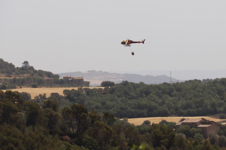 A helicopter goes to collect water to drop on the Baldomar wildfire, Artesa de Segre, June 18, 2022, (by Albert Lijarcio) 