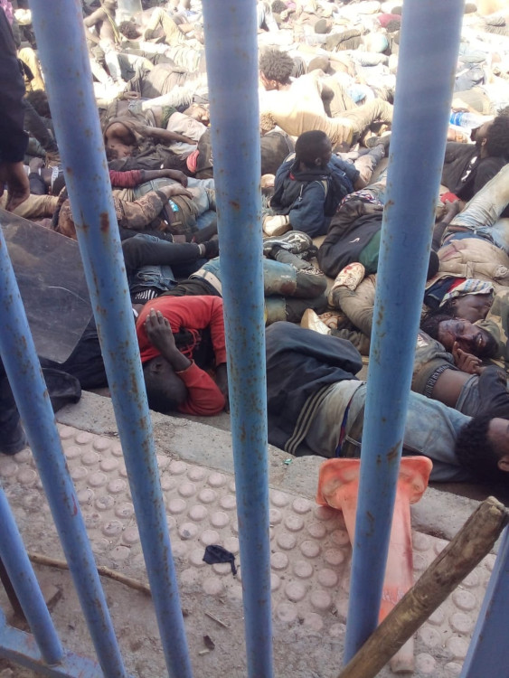 Dozens of migrants lying on the floor at the Spain - Morocco border, in Melilla, on june 25, 2022 (by AMDH Nador)