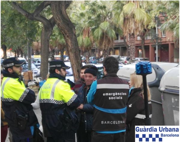 Barcelona police speak with the man that featured in the Oreo toothpaste video by YouTuber ‘ReSet’ (image from Guàrdia Urbana)