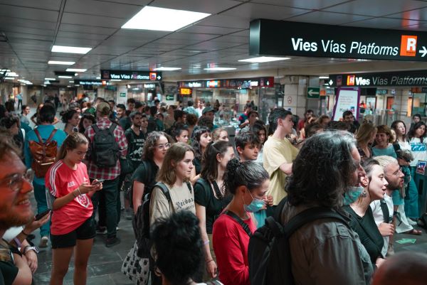 Demonstrators taking part in a protest organized by the group 'Batec' against the Renfe Rodalies rail service in Plaça Catalunya station, June 2022 (image courtesy of Batec)