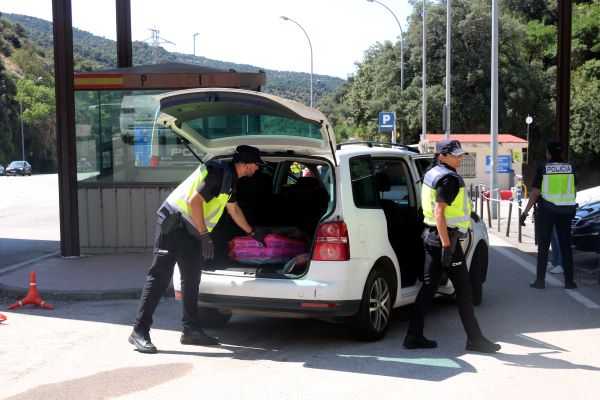 Spanish National Police carry out checks on vehicles crossing the border from France (by Xavier Pi)