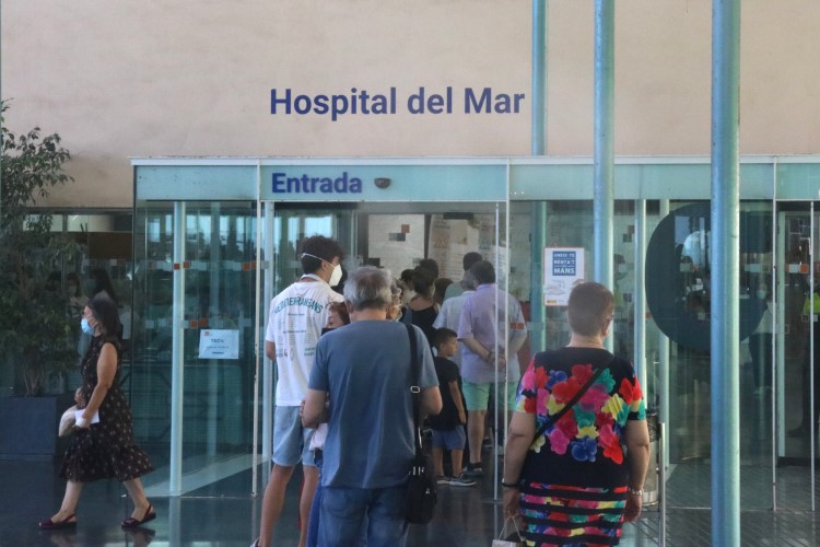 People queue at the entrance to Hospital del Mar, Barcelona, June 28, 2022 (by Martí Rodríguez)