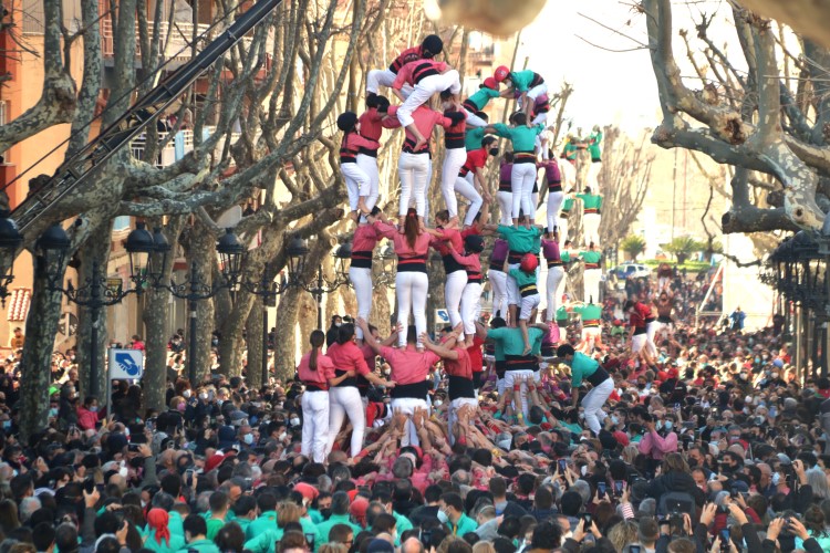 Two human tower groups, the Colla Vella dels Xiquets de Valls and Castellers de Vilafranca, raise castells in Valls, January 30, 2022 (by Ariadna Escoda/Anna Ferràs) 