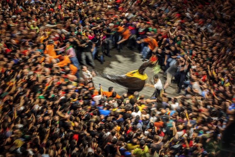 The Patum crowd move as one during the Eagle's dance, Berga, June 16, 2022, (by Jordi Borràs)