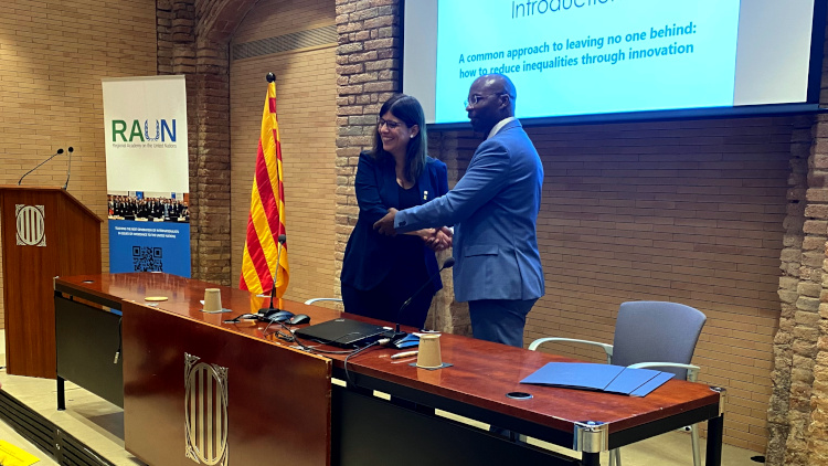 The Catalan universities minister, Gemma Geis, with the head of the Regional Academy on the United Nations, Billy Batware, on June 9, 2022 (by Guifré Jordan)
