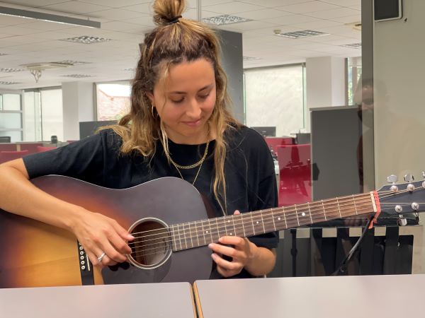 Singer-songwriter Le Nais performs an acoustic version of one of her songs in the Catalan News studio (by Cristina Tomàs White) 