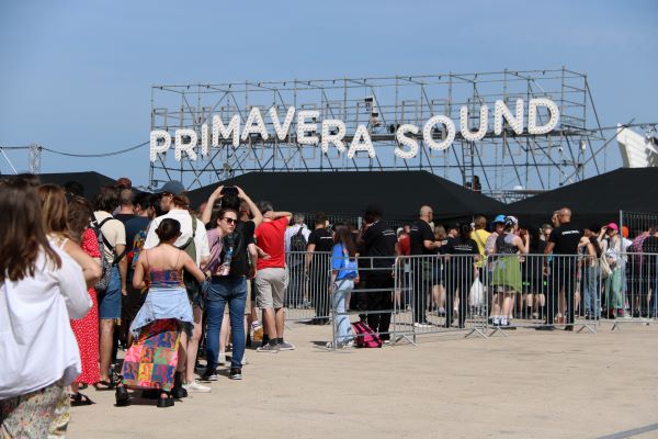 Queues to enter Primavera Sound on the first day of the 2022 edition (by Violeta Gumà)