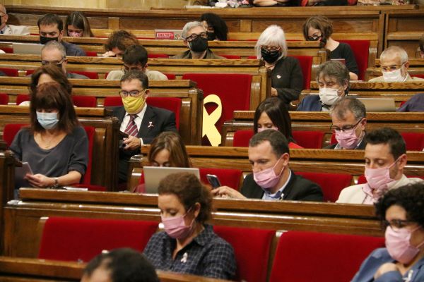 A yellow ribbon sitting in Lluís Puig's parliament seat (by Sílvia Jardí)